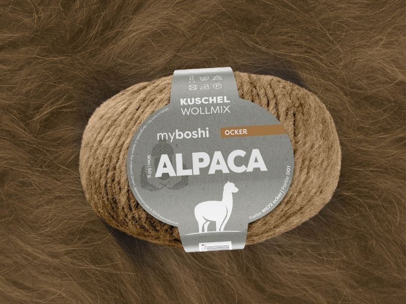 myboshi Alpaca mit Fell-Hintergrund